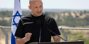 Naftali Bennett hablando en la ciudad fronteriza de Netiv Ha'asara, Gaza, el 4 de agosto de 2026. (Cortesía del partido Juntos)