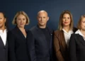 El exprimer ministro Naftali Bennett, en el centro, con cuatro candidatas recién anunciadas de su lista Together: (de izquierda a derecha) Esti Ayalon Kobo, Olesia Kantor, Bruria Naim Arman y Orly Harel, en una imagen publicada el 4 de agosto de 2026. (Cortesía/Together)