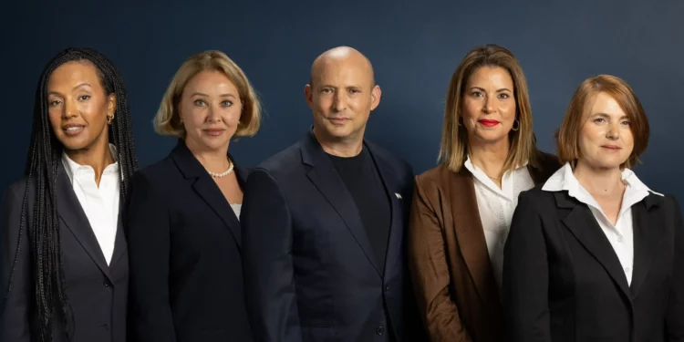 El exprimer ministro Naftali Bennett, en el centro, con cuatro candidatas recién anunciadas de su lista Together: (de izquierda a derecha) Esti Ayalon Kobo, Olesia Kantor, Bruria Naim Arman y Orly Harel, en una imagen publicada el 4 de agosto de 2026. (Cortesía/Together)
