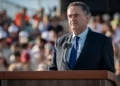 El ministro de Defensa, Israel Katz, pronuncia un discurso en la ceremonia de graduación de pilotos en la base aérea de Hatzerim, el 9 de julio de 2026. (Fuerzas de Defensa de Israel)