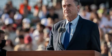 El ministro de Defensa, Israel Katz, pronuncia un discurso en la ceremonia de graduación de pilotos en la base aérea de Hatzerim, el 9 de julio de 2026. (Fuerzas de Defensa de Israel)