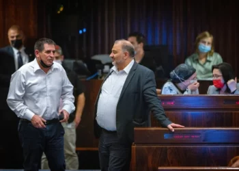 Yoav Segalovitz (left), at the time deputy public security minister, and Ra'am leader Mansour Abbas during a plenum session in the Knéset on December 6, 2021. (Olivier Fitoussi/FLASH90)