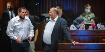 Yoav Segalovitz (left), at the time deputy public security minister, and Ra'am leader Mansour Abbas during a plenum session in the Knéset on December 6, 2021. (Olivier Fitoussi/FLASH90)