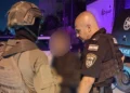 La policía escolta a una mujer que, según afirman, fue llevada a la fuerza por sus familiares desde Israel hasta Hebrón, el 13 de agosto de 2026. (Policía de Israel)