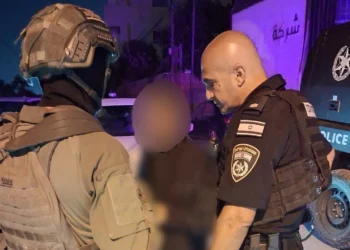 La policía escolta a una mujer que, según afirman, fue llevada a la fuerza por sus familiares desde Israel hasta Hebrón, el 13 de agosto de 2026. (Policía de Israel)