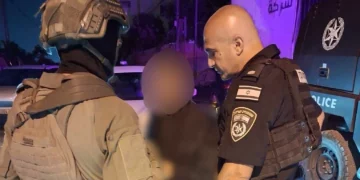 La policía escolta a una mujer que, según afirman, fue llevada a la fuerza por sus familiares desde Israel hasta Hebrón, el 13 de agosto de 2026. (Policía de Israel)