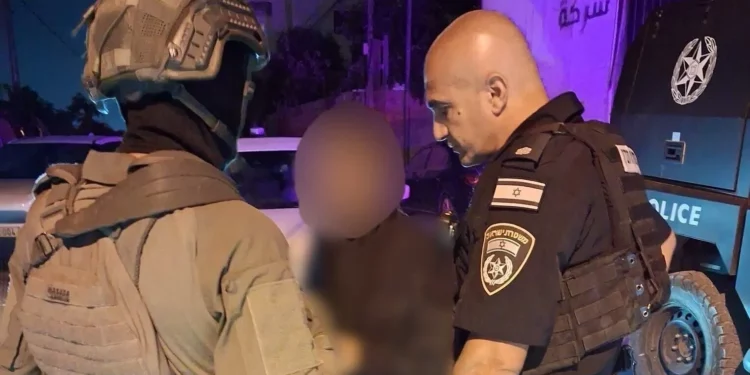 La policía escolta a una mujer que, según afirman, fue llevada a la fuerza por sus familiares desde Israel hasta Hebrón, el 13 de agosto de 2026. (Policía de Israel)