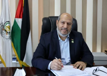 El líder de Hamás, Khalil al-Hayya, sonríe durante una entrevista con AFP en su oficina en la ciudad de Gaza el 21 de abril de 2021. (Emmanuel DUNAND/AFP)v
