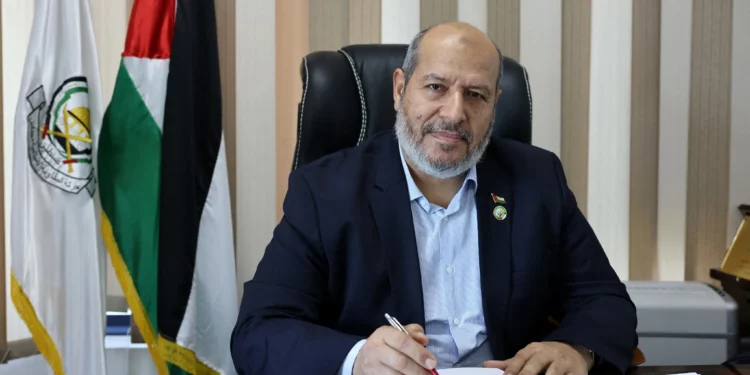El líder de Hamás, Khalil al-Hayya, sonríe durante una entrevista con AFP en su oficina en la ciudad de Gaza el 21 de abril de 2021. (Emmanuel DUNAND/AFP)v