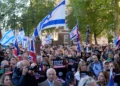 Varias personas asisten a una manifestación organizada por la Campaña contra el Antisemitismo, frente a Downing Street en el centro de Londres, el 30 de abril de 2026, tras el apuñalamiento de dos hombres judíos el día anterior en el barrio de Golders Green, en el noroeste de Londres (CARLOS JASSO / AFP).