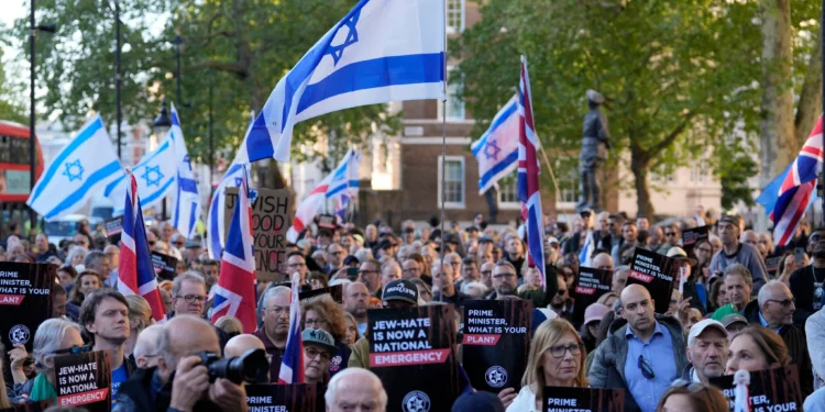 Varias personas asisten a una manifestación organizada por la Campaña contra el Antisemitismo, frente a Downing Street en el centro de Londres, el 30 de abril de 2026, tras el apuñalamiento de dos hombres judíos el día anterior en el barrio de Golders Green, en el noroeste de Londres (CARLOS JASSO / AFP).
