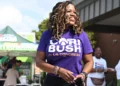 La excongresista estadounidense Cori Bush saluda a los votantes durante una visita a un centro de votación el día de las elecciones primarias, el 4 de agosto de 2026, en Normandy, Missouri. (Foto AP/Michael Thomas)