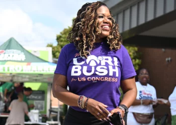 La excongresista estadounidense Cori Bush saluda a los votantes durante una visita a un centro de votación el día de las elecciones primarias, el 4 de agosto de 2026, en Normandy, Missouri. (Foto AP/Michael Thomas)