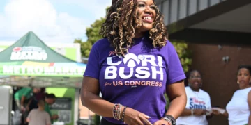 La excongresista estadounidense Cori Bush saluda a los votantes durante una visita a un centro de votación el día de las elecciones primarias, el 4 de agosto de 2026, en Normandy, Missouri. (Foto AP/Michael Thomas)