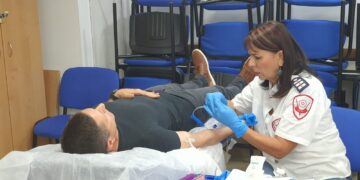 Ciudadanos israelíes donan sangre tras la mortal estampida en el monte Merón, el 30 de abril de 2021. (Magen David Adom)