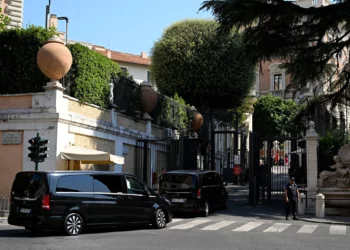 Una caravana de vehículos llega a la Embajada de Estados Unidos en Roma, Italia, el 4 de agosto de 2026, para una nueva ronda de conversaciones entre delegaciones libanesas e israelíes. (Tiziana FABI/AFP)