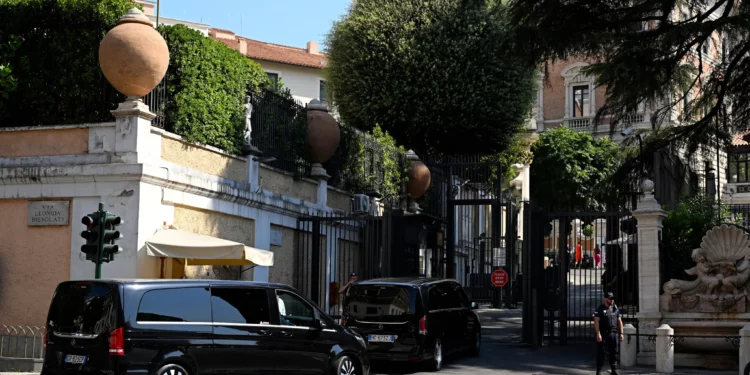 Una caravana de vehículos llega a la Embajada de Estados Unidos en Roma, Italia, el 4 de agosto de 2026, para una nueva ronda de conversaciones entre delegaciones libanesas e israelíes. (Tiziana FABI/AFP)