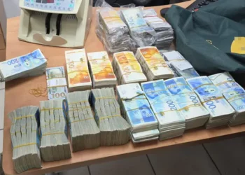 Hallan 1,4 millones de NIS en un vehículo que entraba en Jerusalén