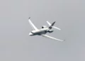 Un Falcon 6X del fabricante francés Dassault sobrevuela el Salón Aeronáutico Internacional de París en el aeropuerto de París-Le Bourget, al norte de París, el 19 de junio de 2023. (Ludovic Marin, Pool vía AP)