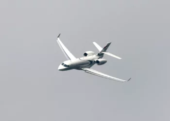 Un Falcon 6X del fabricante francés Dassault sobrevuela el Salón Aeronáutico Internacional de París en el aeropuerto de París-Le Bourget, al norte de París, el 19 de junio de 2023. (Ludovic Marin, Pool vía AP)