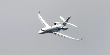 Un Falcon 6X del fabricante francés Dassault sobrevuela el Salón Aeronáutico Internacional de París en el aeropuerto de París-Le Bourget, al norte de París, el 19 de junio de 2023. (Ludovic Marin, Pool vía AP)
