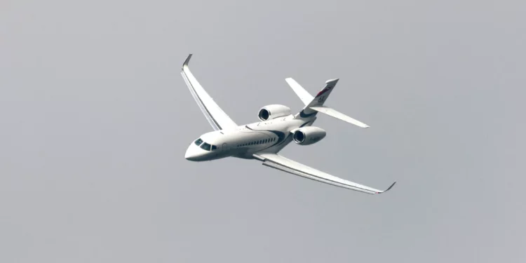 Un Falcon 6X del fabricante francés Dassault sobrevuela el Salón Aeronáutico Internacional de París en el aeropuerto de París-Le Bourget, al norte de París, el 19 de junio de 2023. (Ludovic Marin, Pool vía AP)