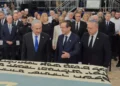 (De izquierda a derecha) El primer ministro Benjamin Netanyahu, el presidente Isaac Herzog y el presidente de la Organización Sionista Mundial, Yaakov Hagoel, en una ceremonia estatal con motivo del reinhumado de los restos de los abuelos de Theodor Herzl, el 5 de agosto de 2026. (Captura de pantalla/Facebook)