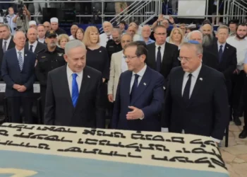 (De izquierda a derecha) El primer ministro Benjamin Netanyahu, el presidente Isaac Herzog y el presidente de la Organización Sionista Mundial, Yaakov Hagoel, en una ceremonia estatal con motivo del reinhumado de los restos de los abuelos de Theodor Herzl, el 5 de agosto de 2026. (Captura de pantalla/Facebook)