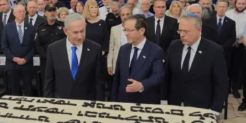 (De izquierda a derecha) El primer ministro Benjamin Netanyahu, el presidente Isaac Herzog y el presidente de la Organización Sionista Mundial, Yaakov Hagoel, en una ceremonia estatal con motivo del reinhumado de los restos de los abuelos de Theodor Herzl, el 5 de agosto de 2026. (Captura de pantalla/Facebook)