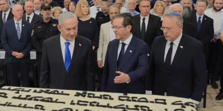 (De izquierda a derecha) El primer ministro Benjamin Netanyahu, el presidente Isaac Herzog y el presidente de la Organización Sionista Mundial, Yaakov Hagoel, en una ceremonia estatal con motivo del reinhumado de los restos de los abuelos de Theodor Herzl, el 5 de agosto de 2026. (Captura de pantalla/Facebook)