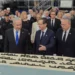 (De izquierda a derecha) El primer ministro Benjamin Netanyahu, el presidente Isaac Herzog y el presidente de la Organización Sionista Mundial, Yaakov Hagoel, en una ceremonia estatal con motivo del reinhumado de los restos de los abuelos de Theodor Herzl, el 5 de agosto de 2026. (Captura de pantalla/Facebook)