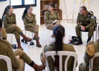 El jefe del Estado Mayor de las FDI, teniente general Eyal Zamir (derecha), se reúne con soldados de vigilancia de la 414.ª Unidad de Recopilación de Inteligencia de Combate en la base de Re'im, en el sur de Israel. 25 de agosto de 2026. (Fuerzas de Defensa de Israel)