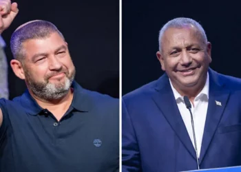 Ofer Winter, presidente de Pueblo de Israel, y Gadi Eisenkot, líder de Yashar y exjefe del Estado Mayor de las FDI, intercambiaron críticas al hablar sobre una posible coalición futura. Eisenkot afirmó que no nombraría a Winter ministro de Defensa en un eventual gobierno. Consideró que fue un buen comandante sobre el terreno, pero señaló que no formó parte del nivel estratégico de las FDI ni ocupó puestos de máxima responsabilidad. Winter respondió que no tiene intención de integrarse en un gobierno encabezado por Eisenkot y que hará todo lo posible para impedir que llegue a formarse. También aseguró que durante años se ha opuesto a la concepción de seguridad defendida por el exjefe militar y que existen profundas diferencias estratégicas entre ambos. Winter ha estado rodeado de polémicas durante más de una década y dejó el ejército en 2024 después de no recibir un nuevo ascenso. El alcalde de Dimona, Benny Bitton, aseguró que Benjamin Netanyahu intentó ofrecerle semanas atrás un puesto garantizado en la lista del Likud. Según explicó, Winter no respondió a las llamadas procedentes de la oficina del primer ministro. Winter había dicho tras el ataque de Hamás del 7 de octubre que dimitiría si fuera primer ministro. Durante el lanzamiento de su campaña sostuvo que la política israelí no puede seguir igual después de aquellos acontecimientos.