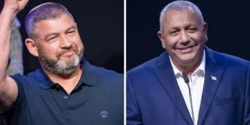Ofer Winter, presidente de Pueblo de Israel, y Gadi Eisenkot, líder de Yashar y exjefe del Estado Mayor de las FDI, intercambiaron críticas al hablar sobre una posible coalición futura. Eisenkot afirmó que no nombraría a Winter ministro de Defensa en un eventual gobierno. Consideró que fue un buen comandante sobre el terreno, pero señaló que no formó parte del nivel estratégico de las FDI ni ocupó puestos de máxima responsabilidad. Winter respondió que no tiene intención de integrarse en un gobierno encabezado por Eisenkot y que hará todo lo posible para impedir que llegue a formarse. También aseguró que durante años se ha opuesto a la concepción de seguridad defendida por el exjefe militar y que existen profundas diferencias estratégicas entre ambos. Winter ha estado rodeado de polémicas durante más de una década y dejó el ejército en 2024 después de no recibir un nuevo ascenso. El alcalde de Dimona, Benny Bitton, aseguró que Benjamin Netanyahu intentó ofrecerle semanas atrás un puesto garantizado en la lista del Likud. Según explicó, Winter no respondió a las llamadas procedentes de la oficina del primer ministro. Winter había dicho tras el ataque de Hamás del 7 de octubre que dimitiría si fuera primer ministro. Durante el lanzamiento de su campaña sostuvo que la política israelí no puede seguir igual después de aquellos acontecimientos.