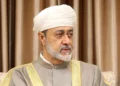 Esta fotografía, facilitada por la oficina del líder supremo de Irán, el ayatolá Alí Jamenei, muestra al sultán de Omán, Haitham bin Tariq al-Said, durante una reunión con él (quien no aparece en la imagen) en Teherán, el 29 de mayo de 2023. (Jamenei.IR / AFP)