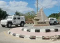 Vehículos blindados de la FPNUL patrullan la entrada de la ciudad libanesa de Naqoura, en el sur del país, cerca de la frontera con Israel, el 17 de junio de 2024. (Mahmoud Zayyat/AFP)