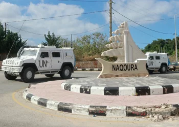 Vehículos blindados de la FPNUL patrullan la entrada de la ciudad libanesa de Naqoura, en el sur del país, cerca de la frontera con Israel, el 17 de junio de 2024. (Mahmoud Zayyat/AFP)