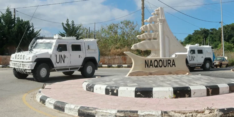 Vehículos blindados de la FPNUL patrullan la entrada de la ciudad libanesa de Naqoura, en el sur del país, cerca de la frontera con Israel, el 17 de junio de 2024. (Mahmoud Zayyat/AFP)