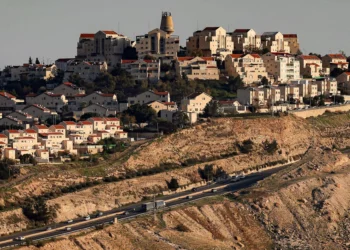 Esta fotografía, tomada desde la zona E1 al noreste de Jerusalén, muestra vehículos circulando por una carretera cerca del asentamiento de Ma'ale Adumim en Judea y Samaria el 4 de febrero de 2026. (AHMAD GHARABLI/AFP)