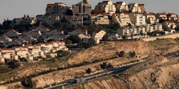 Esta fotografía, tomada desde la zona E1 al noreste de Jerusalén, muestra vehículos circulando por una carretera cerca del asentamiento de Ma'ale Adumim en Judea y Samaria el 4 de febrero de 2026. (AHMAD GHARABLI/AFP)