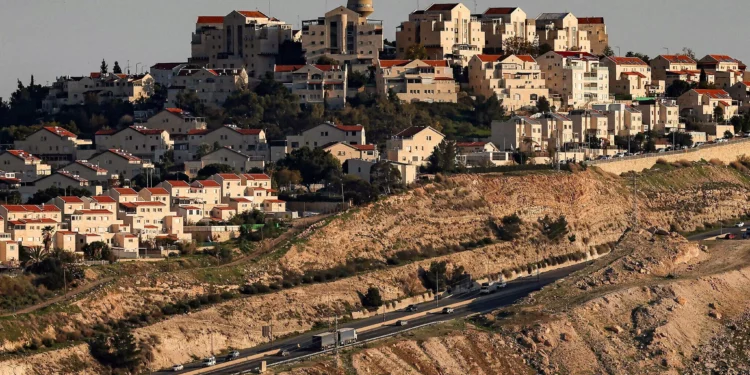 Esta fotografía, tomada desde la zona E1 al noreste de Jerusalén, muestra vehículos circulando por una carretera cerca del asentamiento de Ma'ale Adumim en Judea y Samaria el 4 de febrero de 2026. (AHMAD GHARABLI/AFP)
