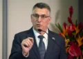 El ministro de Asuntos Exteriores, Gideon Sa'ar, habla durante una conferencia de prensa con el primer ministro de Fiyi, Sitiveni Rabuka (no aparece en la imagen), en el edificio del gobierno en Suva el 2 de junio de 2026. (Leon LORD/AFP)