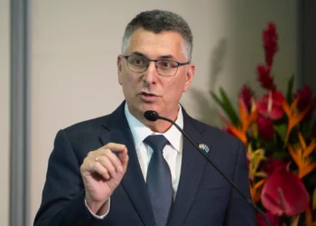El ministro de Asuntos Exteriores, Gideon Sa'ar, habla durante una conferencia de prensa con el primer ministro de Fiyi, Sitiveni Rabuka (no aparece en la imagen), en el edificio del gobierno en Suva el 2 de junio de 2026. (Leon LORD/AFP)
