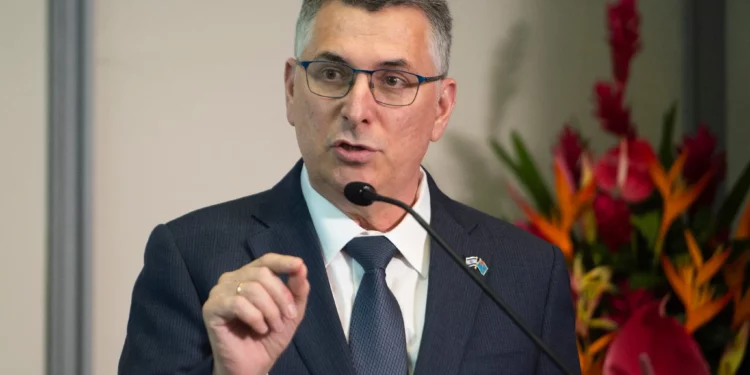 El ministro de Asuntos Exteriores, Gideon Sa'ar, habla durante una conferencia de prensa con el primer ministro de Fiyi, Sitiveni Rabuka (no aparece en la imagen), en el edificio del gobierno en Suva el 2 de junio de 2026. (Leon LORD/AFP)