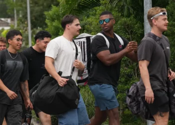 Militares estadounidenses del grupo de ataque del USS Abraham Lincoln llegan a un hotel en Pattaya, Tailandia, el 2 de septiembre de 2026. (Foto AP/Sakchai Lalit)