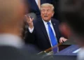 El presidente Donald Trump habla en el Despacho Oval de la Casa Blanca durante una reunión con ejecutivos de viajes, el 2 de septiembre de 2026, en Washington. (Foto AP/Jacquelyn Martin)
