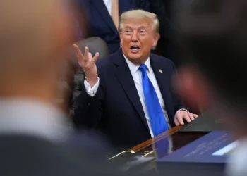 El presidente Donald Trump habla en el Despacho Oval de la Casa Blanca durante una reunión con ejecutivos de viajes, el 2 de septiembre de 2026, en Washington. (Foto AP/Jacquelyn Martin)