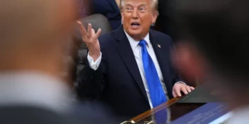 El presidente Donald Trump habla en el Despacho Oval de la Casa Blanca durante una reunión con ejecutivos de viajes, el 2 de septiembre de 2026, en Washington. (Foto AP/Jacquelyn Martin)