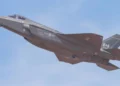 El primer F-35A destinado a Canadá despega en su vuelo inaugural.