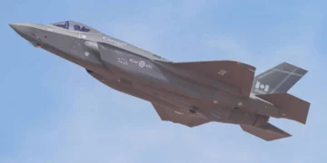 El primer F-35A destinado a Canadá despega en su vuelo inaugural.